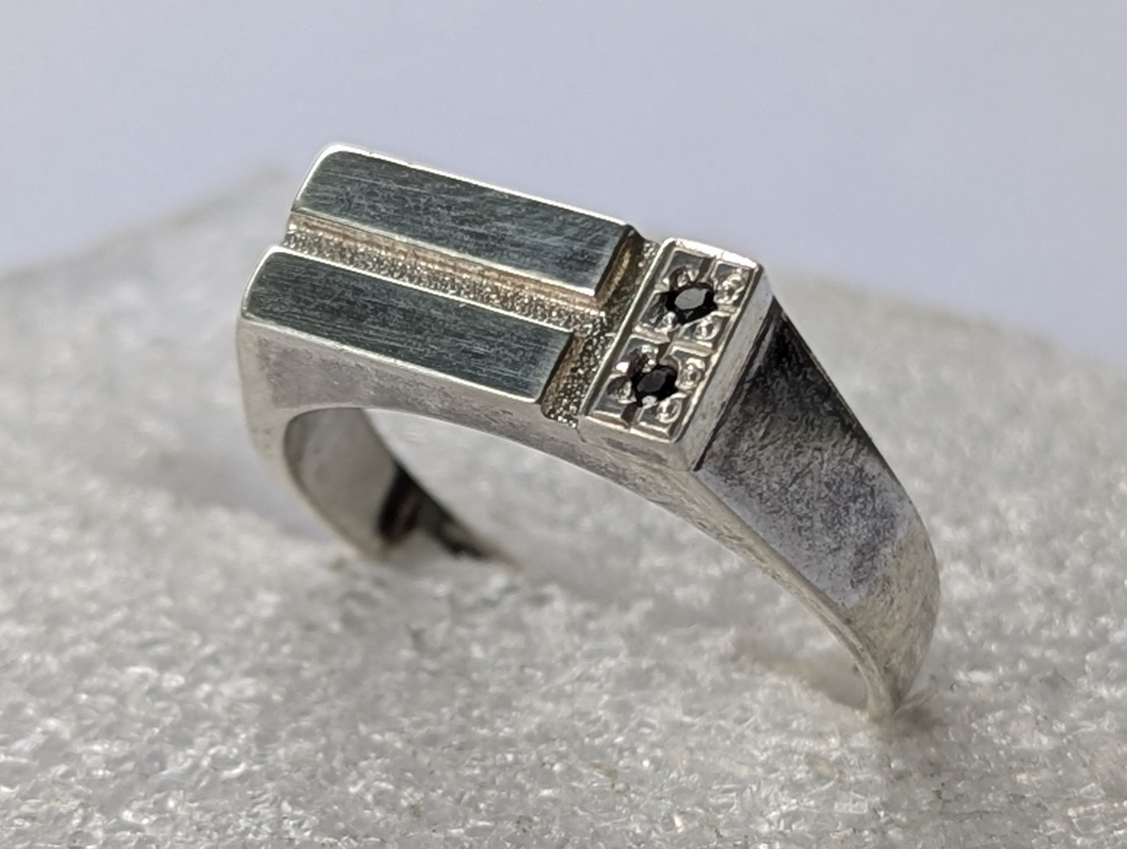 Vintage men’s Signet ring sterling silver 925 Size 11 Weight 4.89 g Black gems.