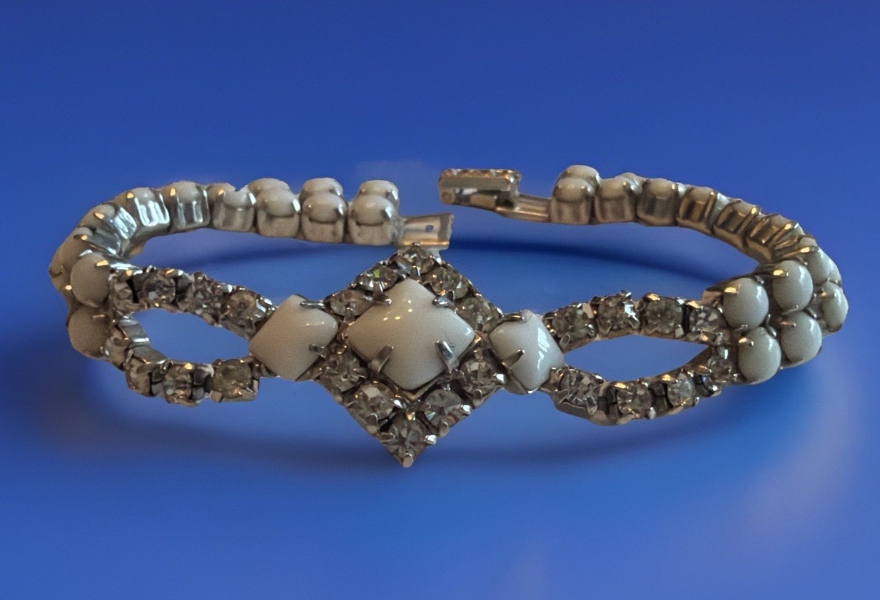 Kramer Vintage 1950″s Milk Glass Rhinestone 7″ Bracelet Silver Tone W26