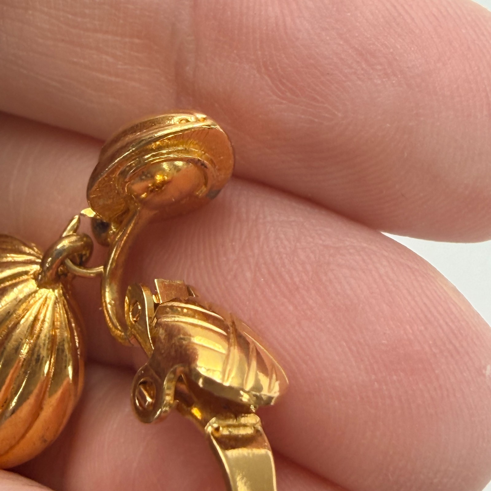 Trifari Ribbed Melon Bead Dangle Clip On Earrings Gold Tone Gourd Tassel Vintage