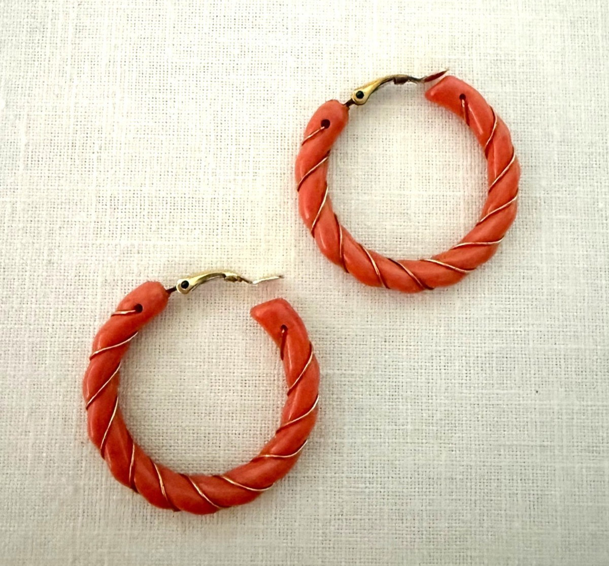 Vintage 1980s Coral Pink Twisted Hoop Earrings Gold Wire Wrapped Clip On