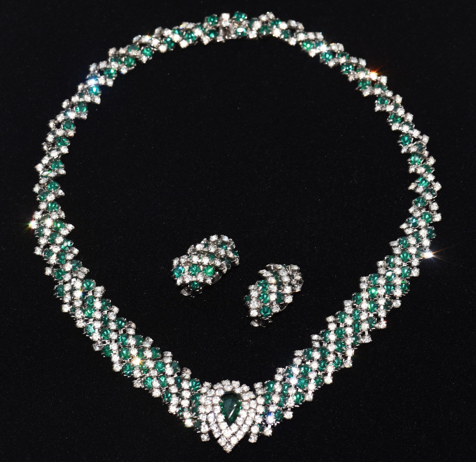Wonderful KRAMER Emerald GREEN and Shimmering CLEAR RHINESTONE NECKLACE & ER SET