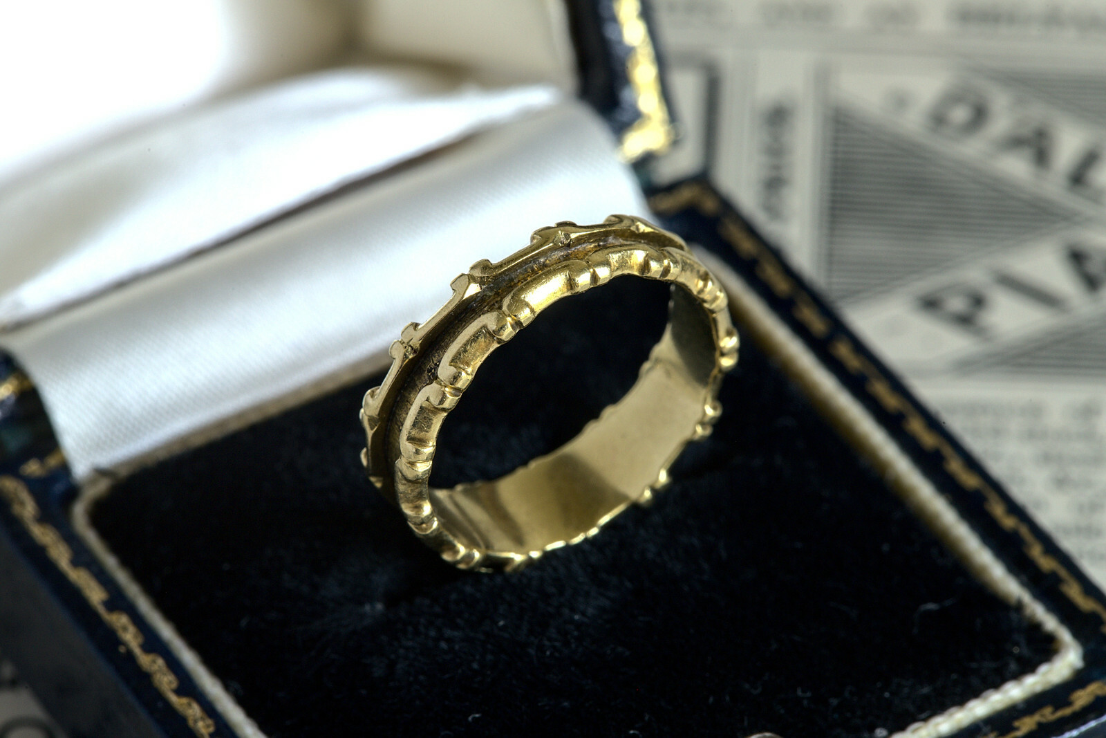UNUSUAL ANTIQUE EARLY VICTORIAN ENGLISH 15K GOLD SCROLLING MOURNING RING c1840