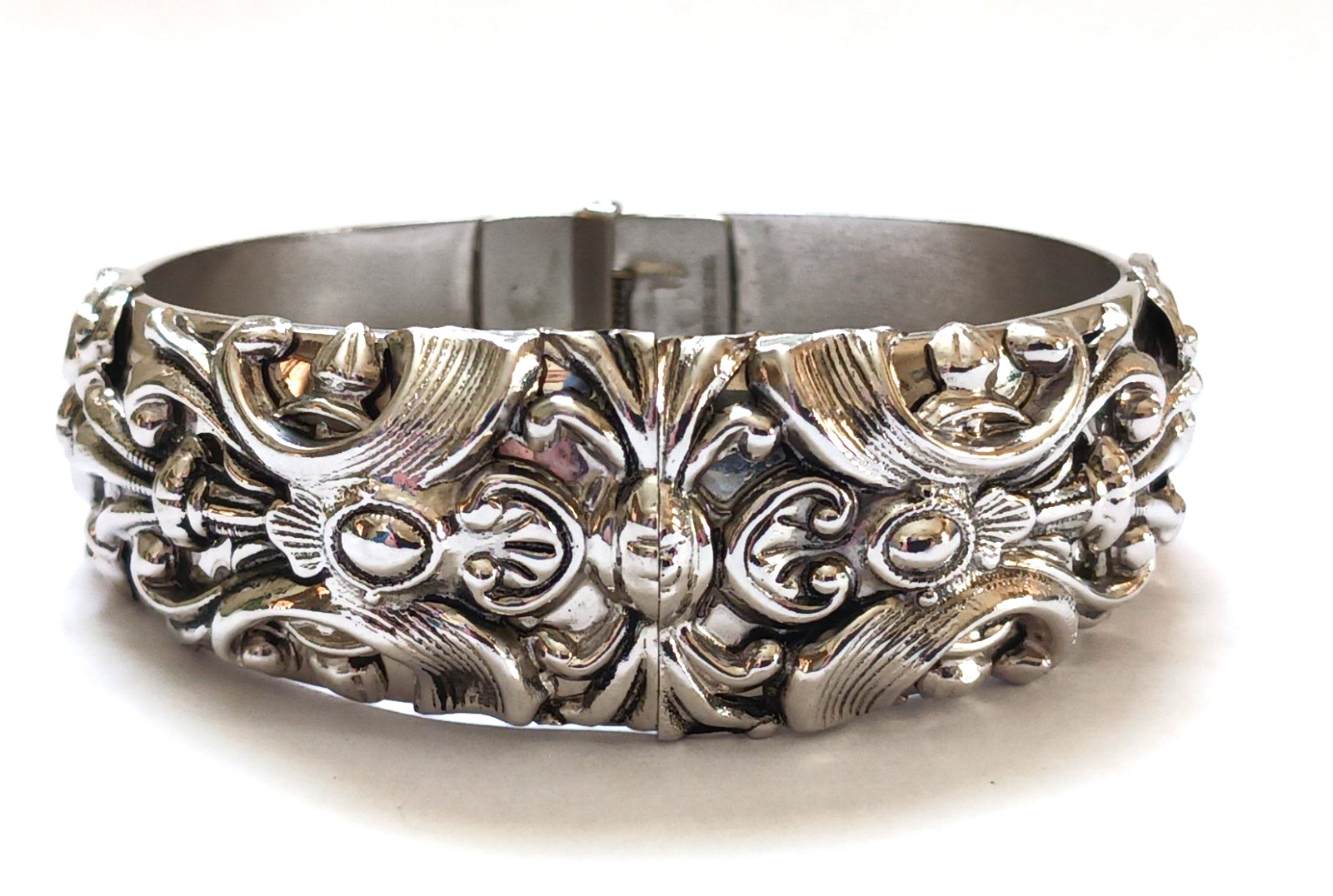 Whiting & Davis Silver Repousse Hinged Bangle Bracelet