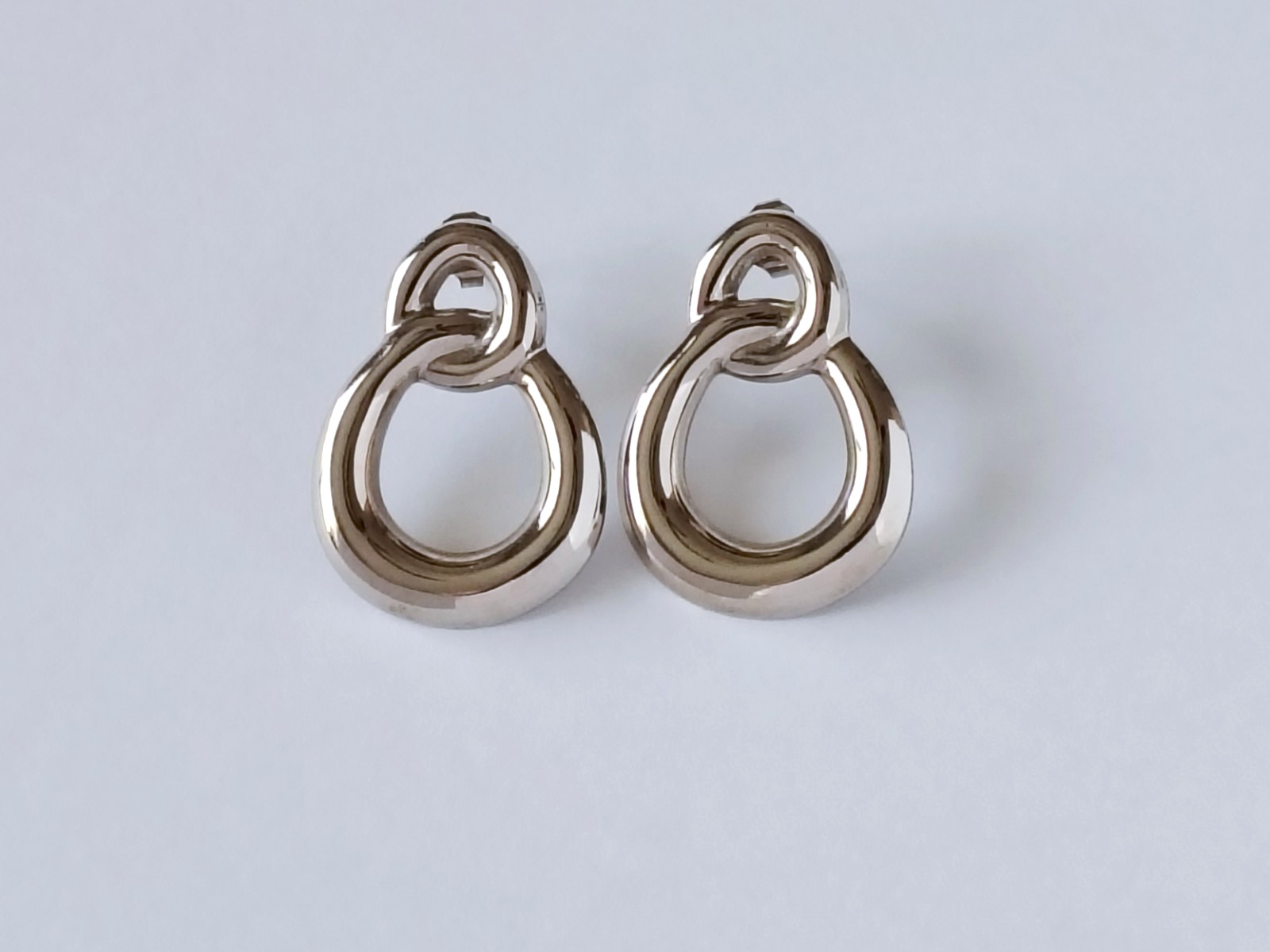 Vintage 1987 AVON ‘Sleek Links’ Silvertone Pierced Earrings