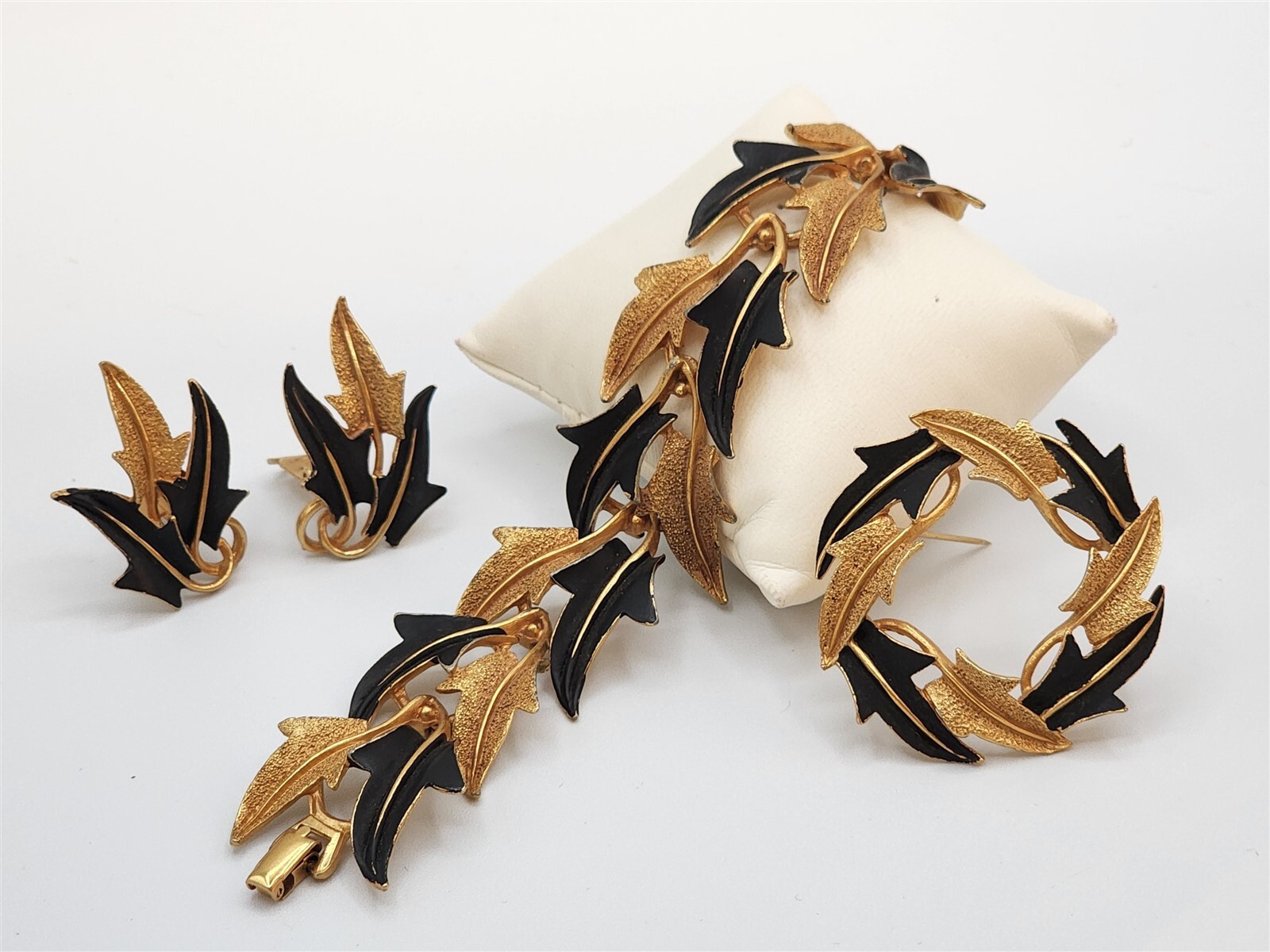 Vintage Mode Art Black & Gold Tone Leaf Bracelet, Brooch, Clip Earrings Set