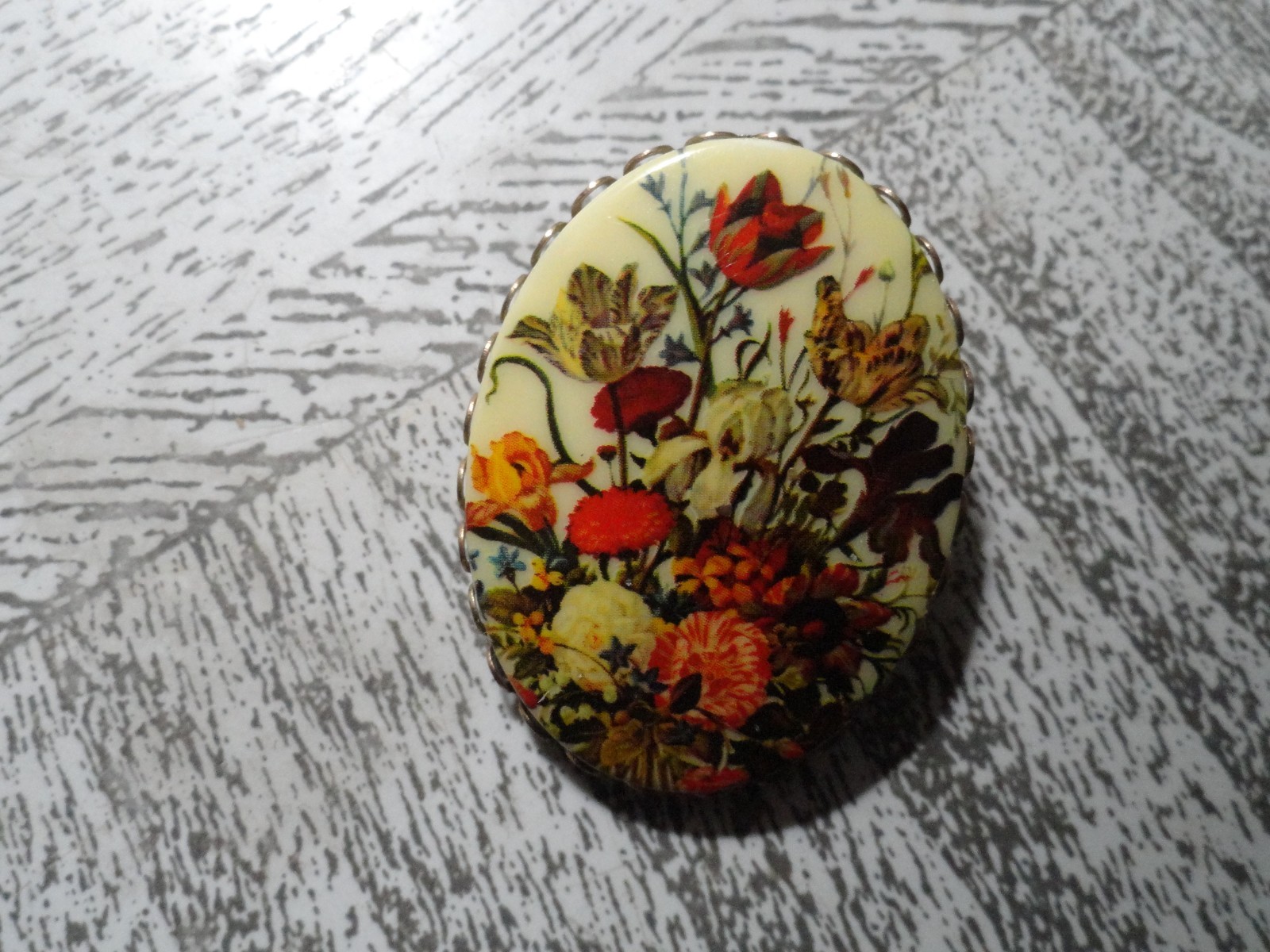 VINTAGE GOLD TONE FLOWER CABOCHON BROOCH PIN – 1 5/8 X 1 1/4 INCH