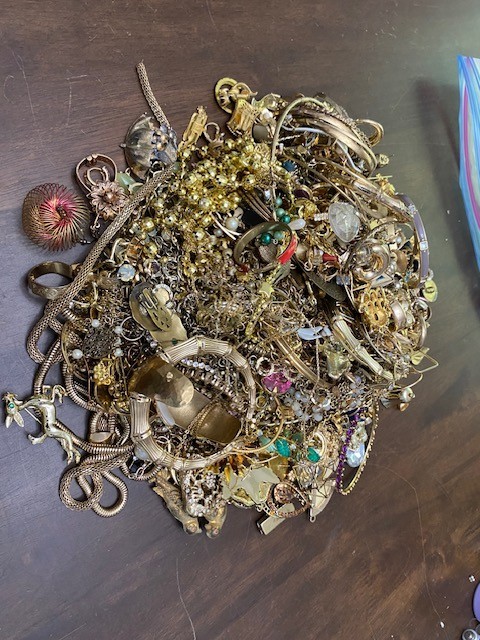 7.14 Pound Gold Tone Vintage To Modern Costume Jewelry Lot 100+ Pieces (K)