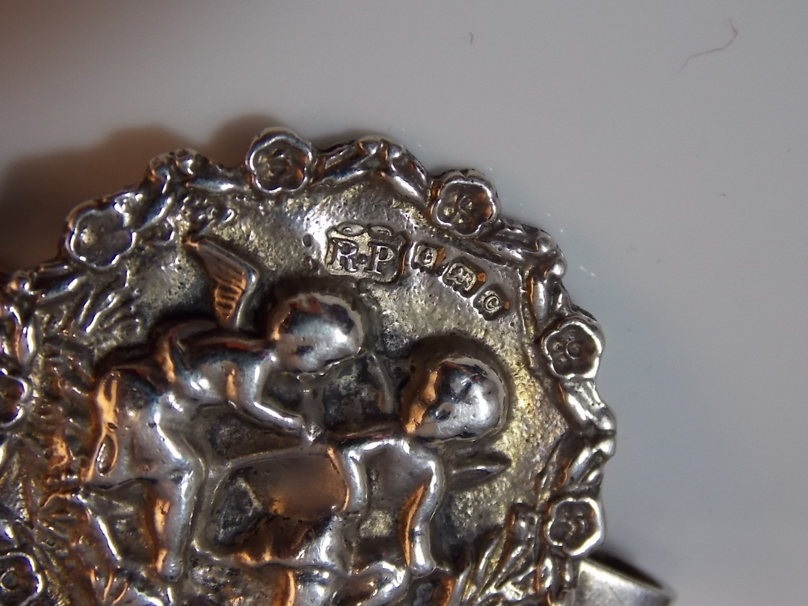 Hallmarked 1902 Robert Pringle Sterling Silver Valentine Cherub Angel Brooch 2d7