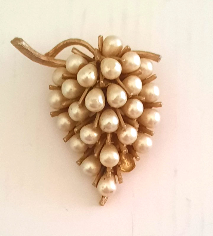 Vtg “Art” Signed Gold Tone Metal Faux Cluster Pearls Brooch Pin Missing Pearl