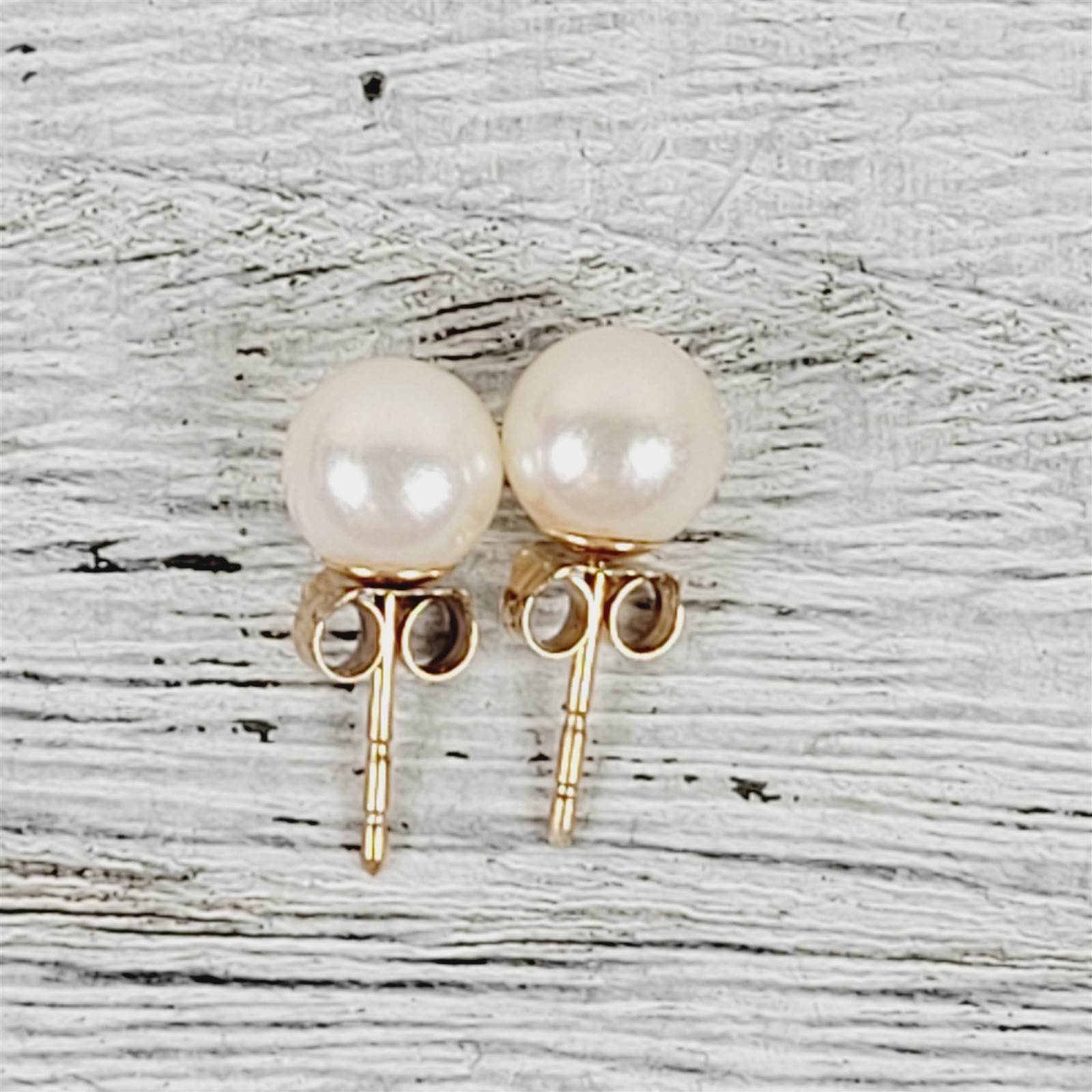 Vintage 14K Yellow Gold 6.4mm Pearl Stud Earrings Staple Luxury Pretty