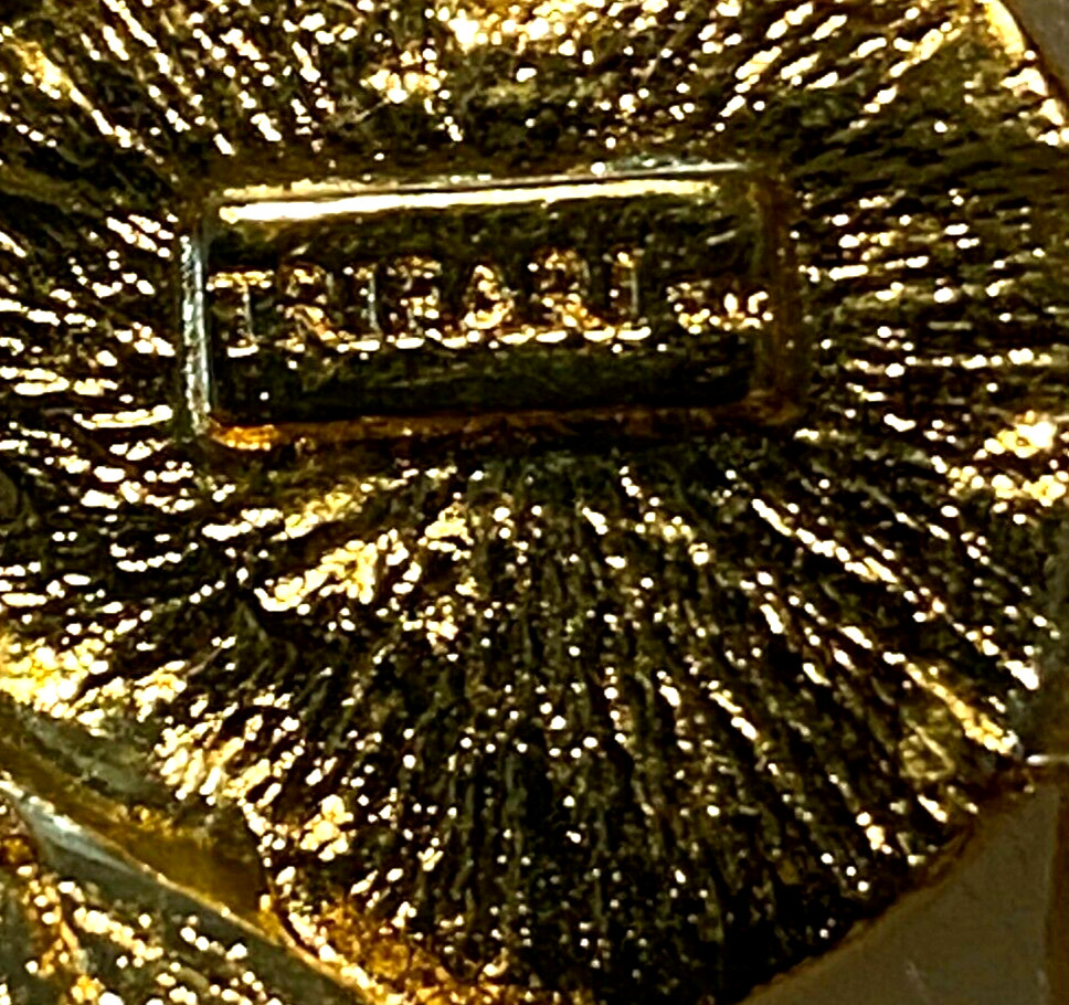 Vintage Trifari Large Goldtone Spray Pin with Black Stones – 2 1/4 Inches Long