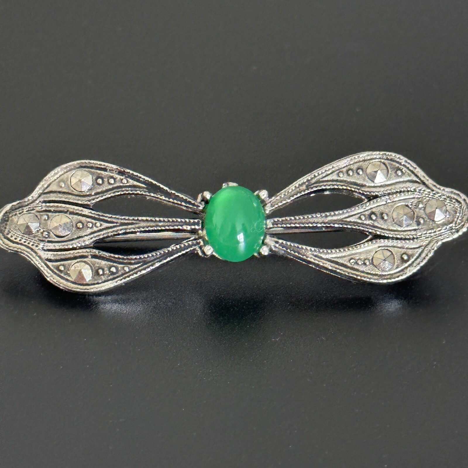 Vintage Silver Tone Green Stone & Marcasite Bar Shaped Ladies Brooch Pin