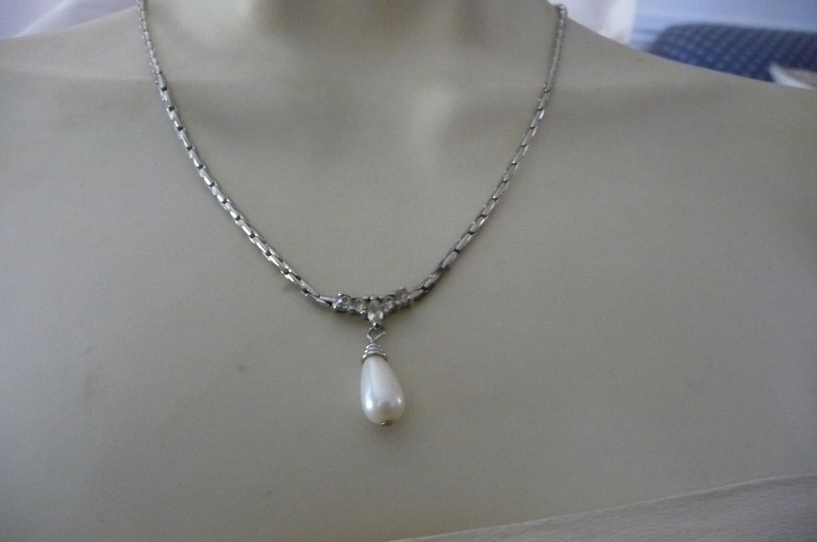 AF#7/6X vtg NECKLACE 8″L SILVER TONE w FAUX TEAR DROP PEARL PENDANT