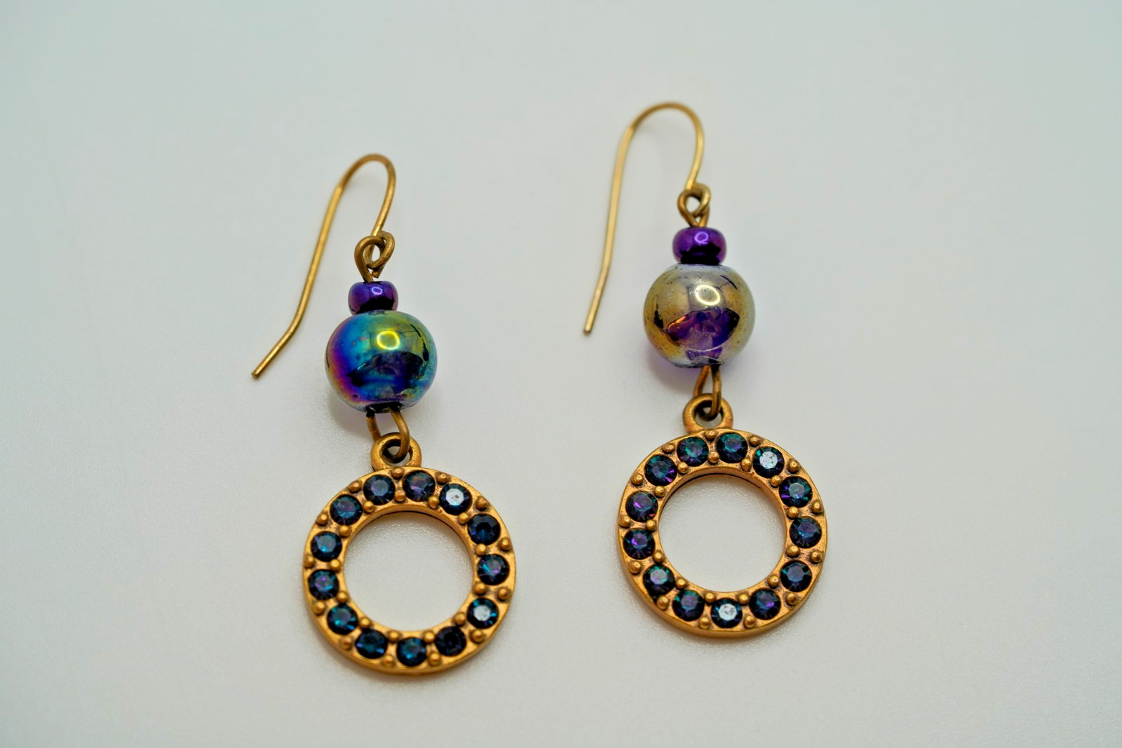 Vintage Gold Blue Stone Iridescent Bead Dangle Drop Earrings 4cm EB2