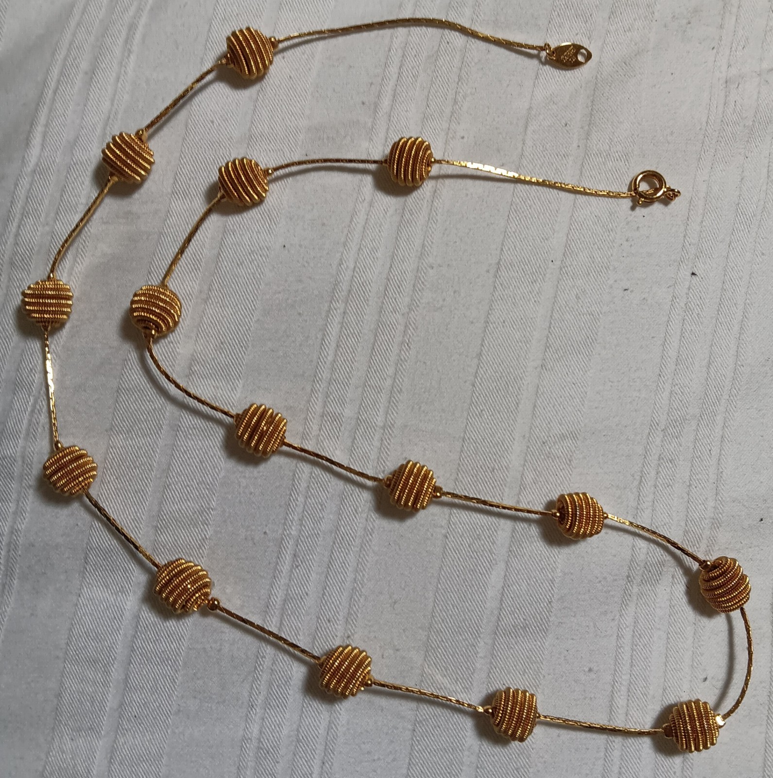 Vtg Trifari 24″ Gold Tone Necklace Stationary Spiral/Beehive Beads/Cobra Chain