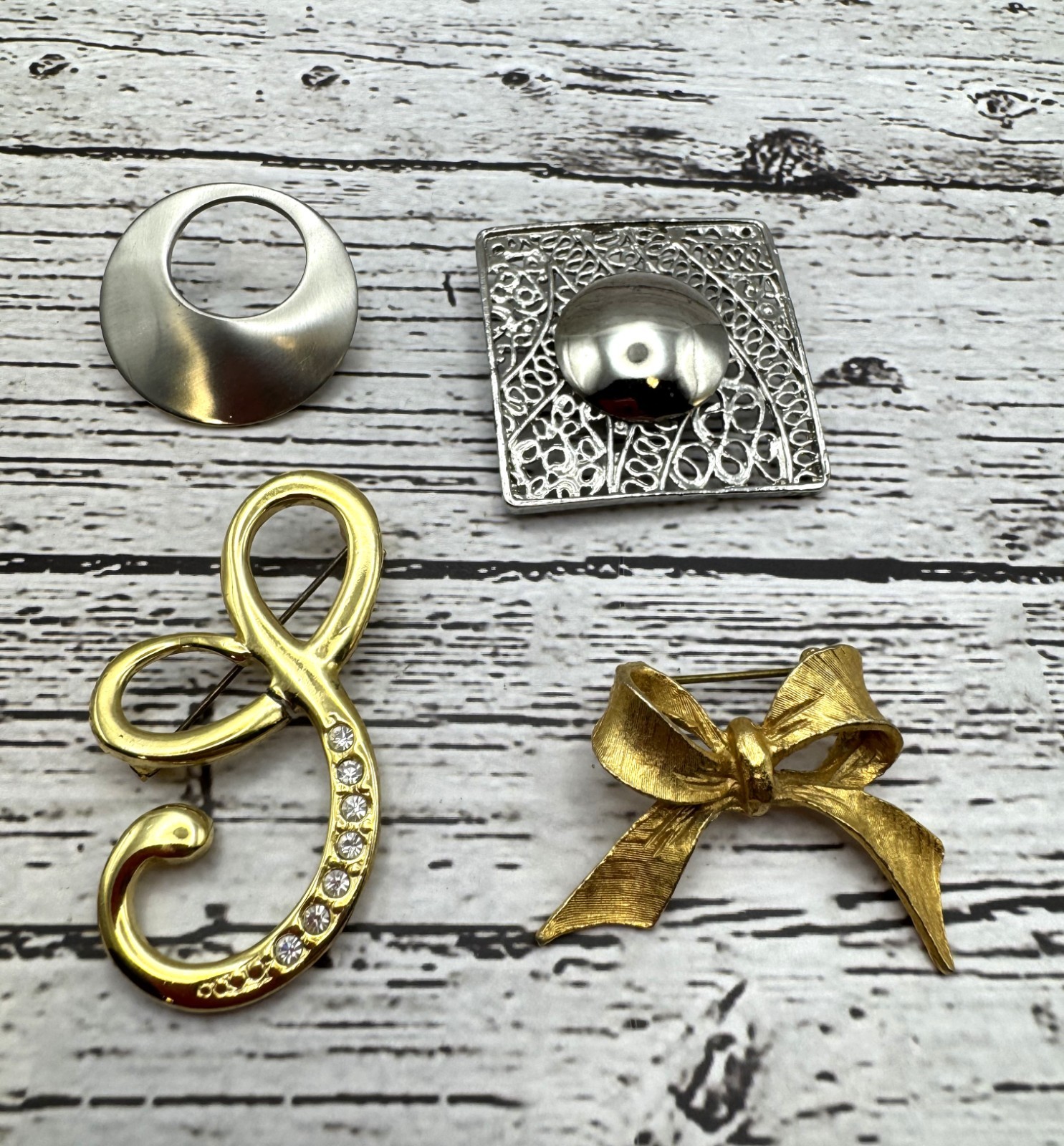 Lot of 6 Silver Tone and Gold Tone Metal Brooches Flower, Bow, Seashell, etc.
