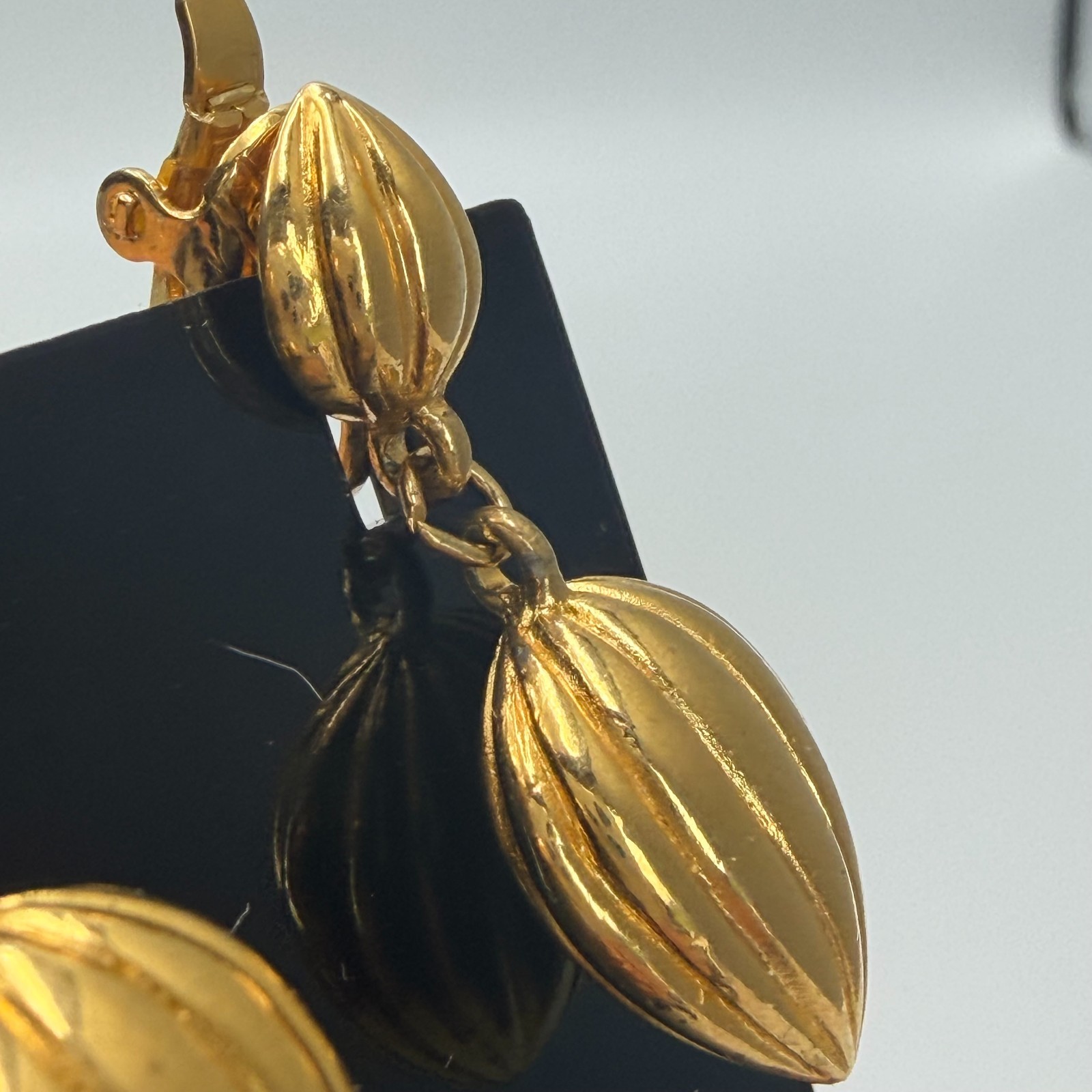 Trifari Ribbed Melon Bead Dangle Clip On Earrings Gold Tone Gourd Tassel Vintage