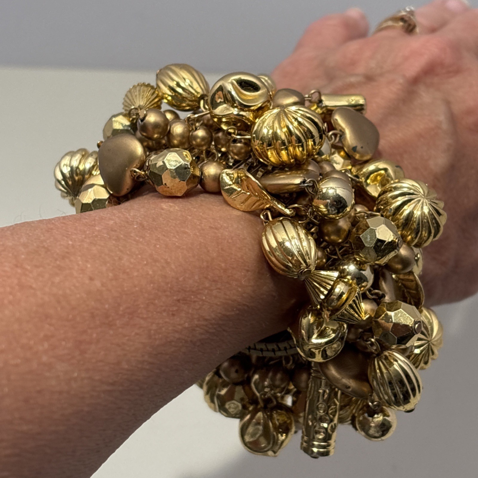 VTG Cha Cha charm/bead cluster expansion bracelet. Dangle silvertone beads. J-37