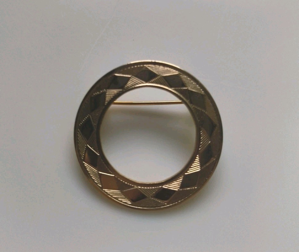 Round Circle Etched Pin Brooch Tailored Look. #0124