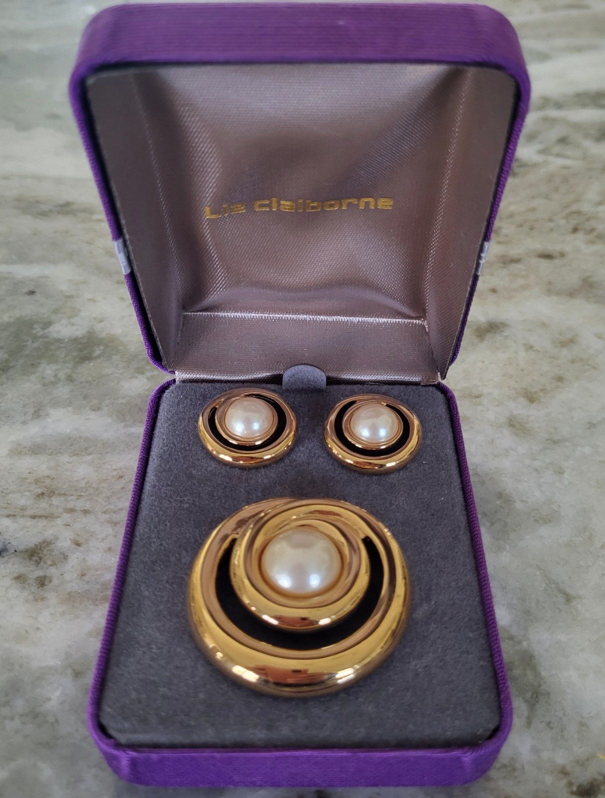LIZ CLAIBORNE VINTAGE BROOCHE AND EARRINGS GOLDTONE SET IN ORIGINAL BOX