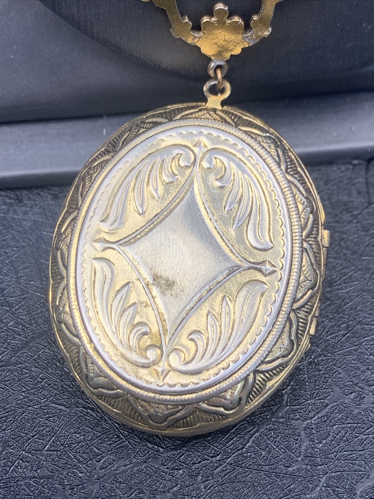vintage 1950s mid century lariet picture locket gold tone pendant necklace 30”