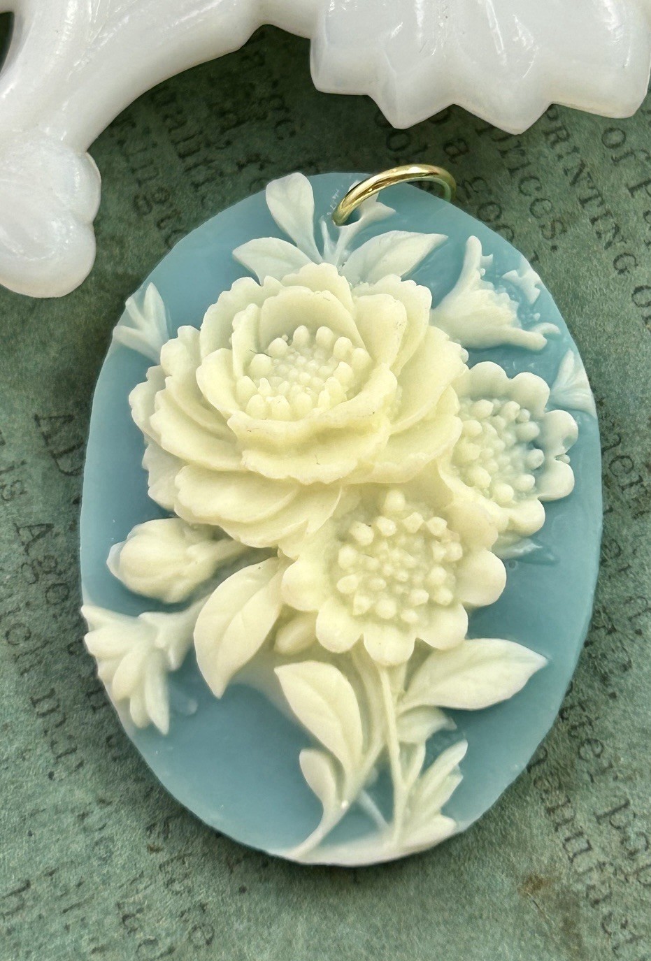 Vintage Cameo Charm Pendant Floral Cameo Jewelry For Women Victorian Style