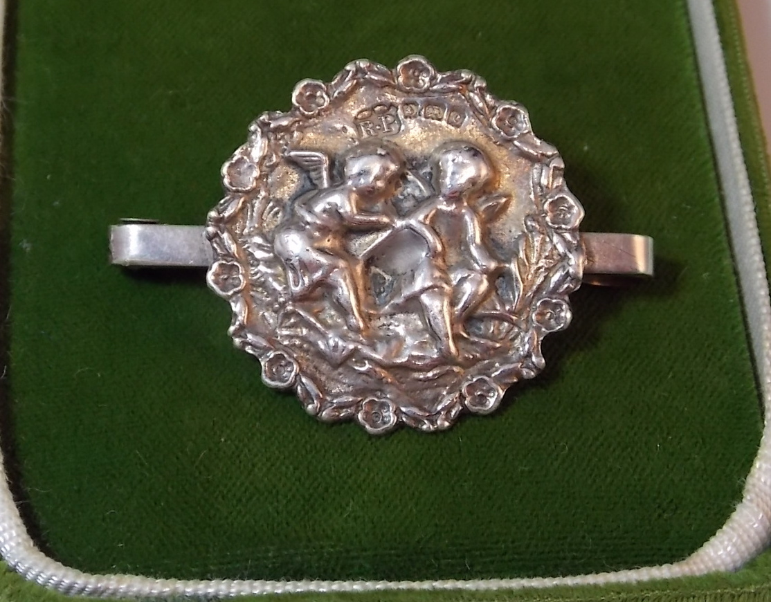 Hallmarked 1902 Robert Pringle Sterling Silver Valentine Cherub Angel Brooch 2d7