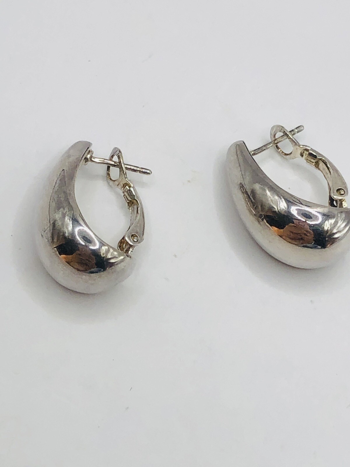 Vintage Silvertone Bean Drop Shape Earrings Pierced 1”