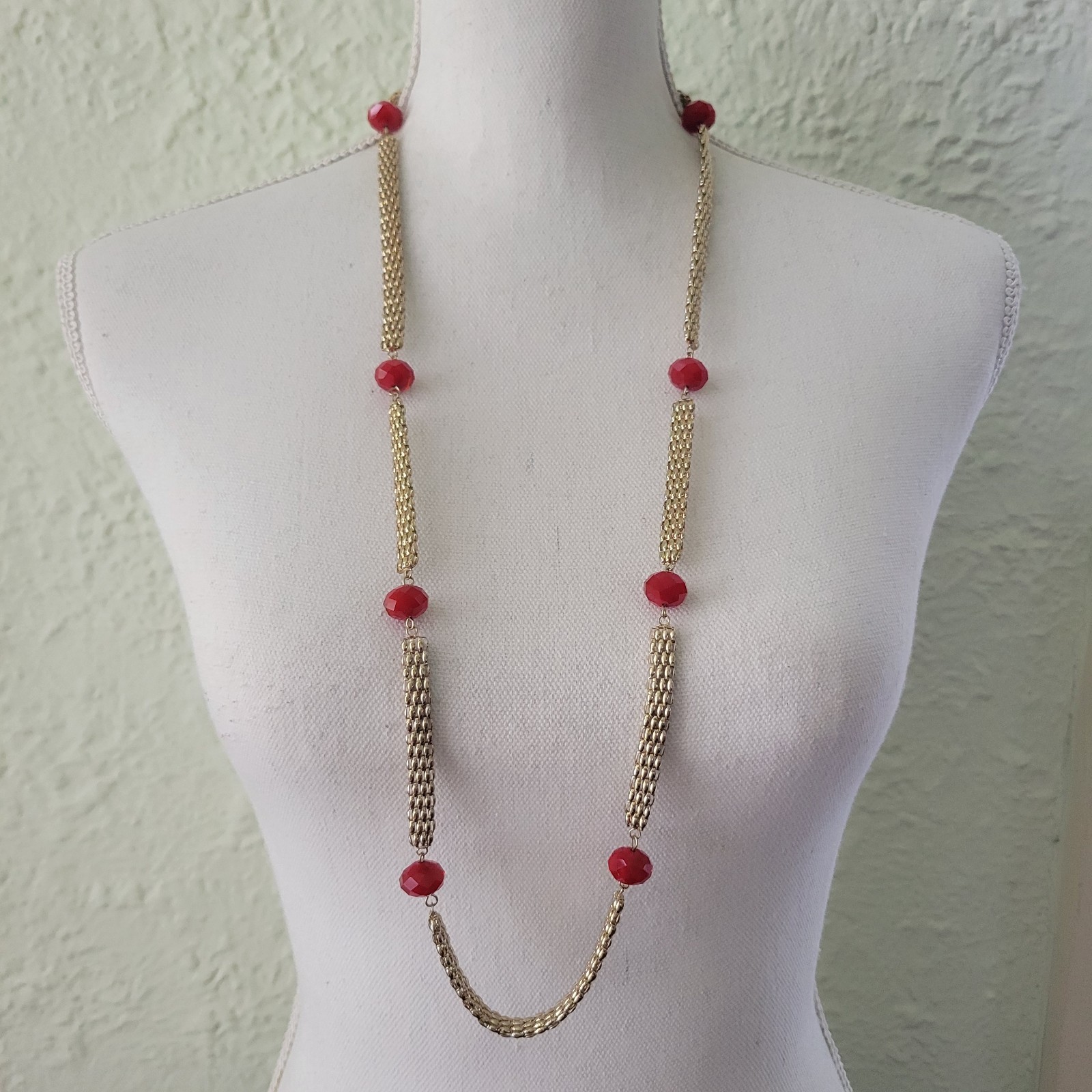 Vtg Long Stationary Necklace Red Faceted Glass Beads Mesh Chain Gold Tone 34″