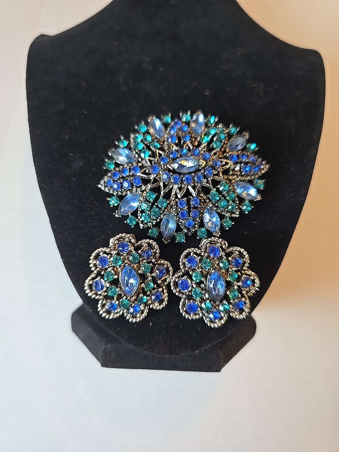 Vintage Signed Weiss Brooch Blues with Clip Earrings to go with this Runway WOW