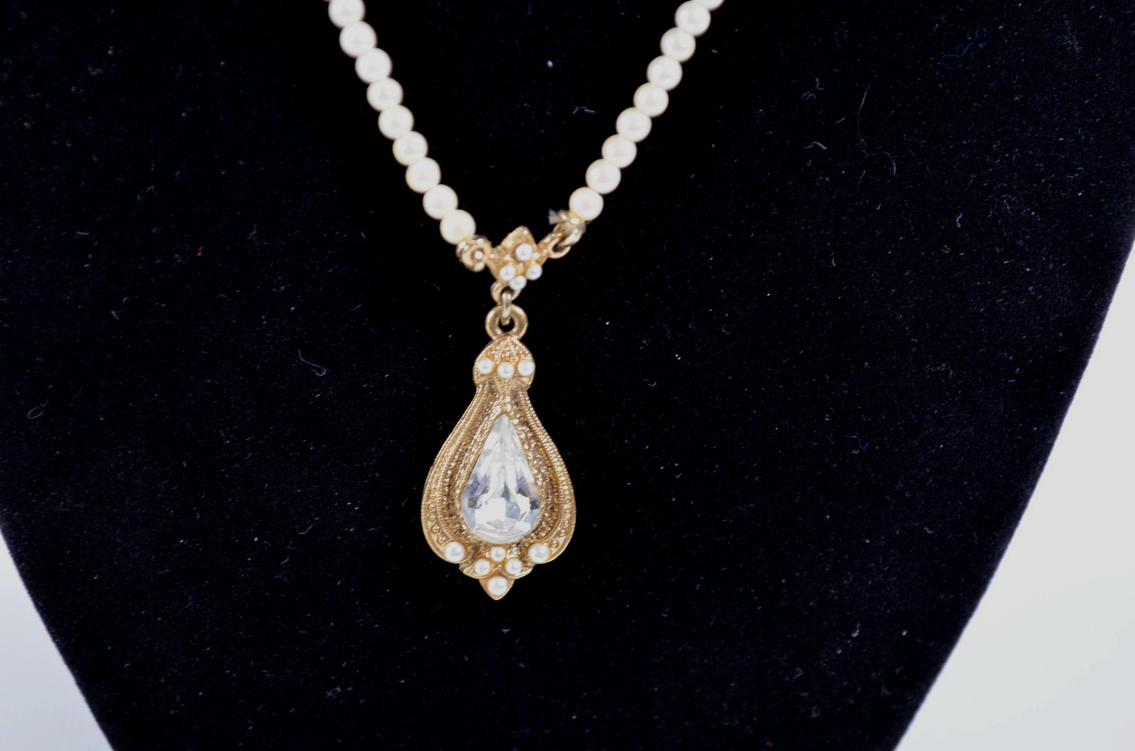Vtg Signed 1928 Gold Tone Faux Pearl Necklace Drop Teardrop Pendant Rhinestone