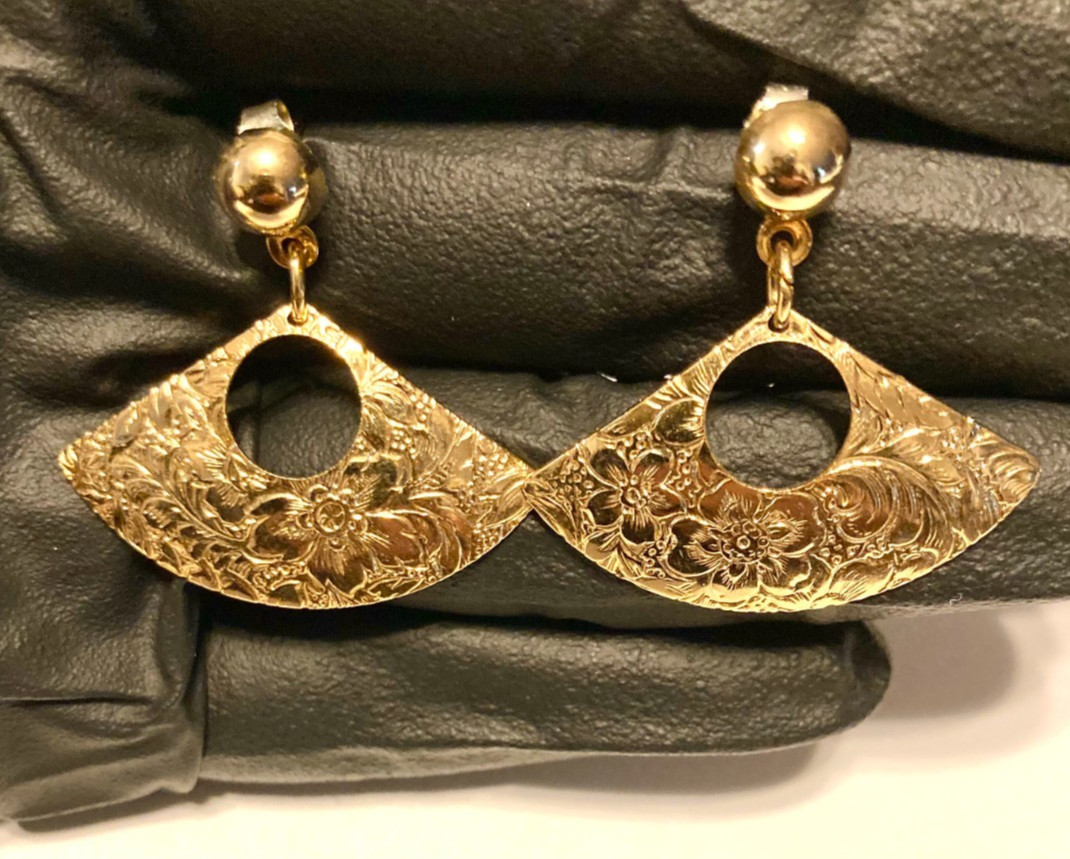 1950s Gold-Tone Floral Filigree Etched Fan Drop Earrings Push Back Closure Vtg!