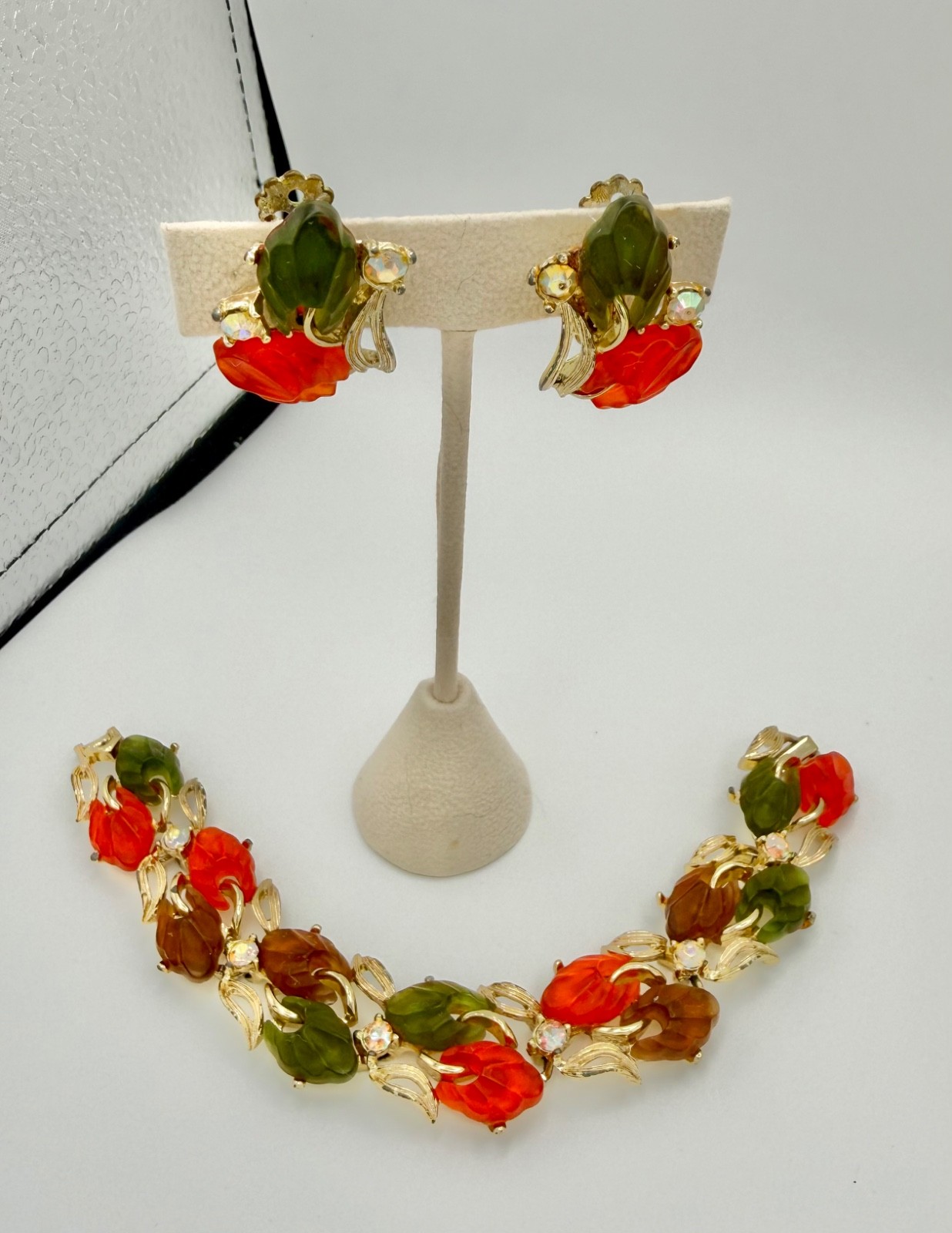mid century jelly lucite goldtone leaves bracelet earring set orange green & ab