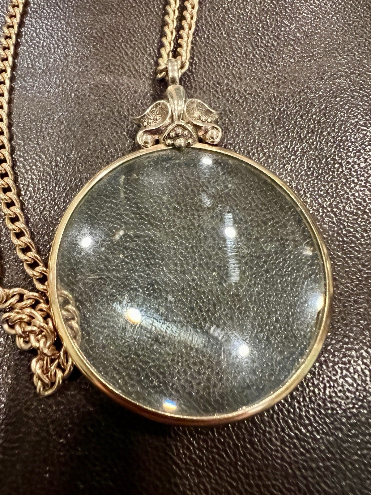 Vintage 70’s Avon Fleur de Lis Magnifying Glass Pendant Gold tone Chain Necklace