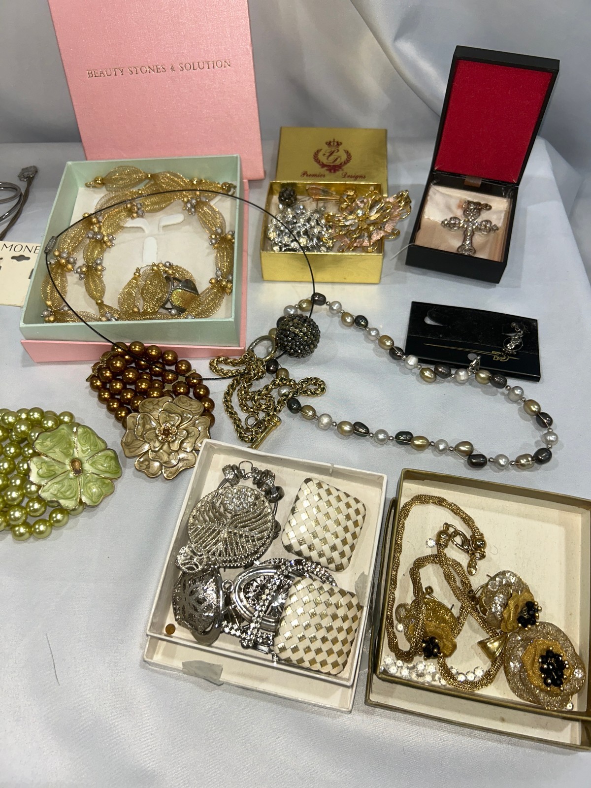 N/A Vintage & Modern Costume Jewelry Lot – Necklaces, Earrings, Brooches & More