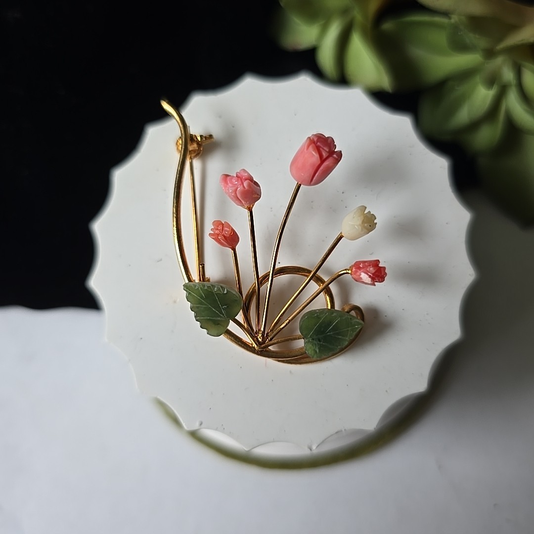 Vintage 80s Gold Tone Carved Coral Jade Floral Pin Brooch