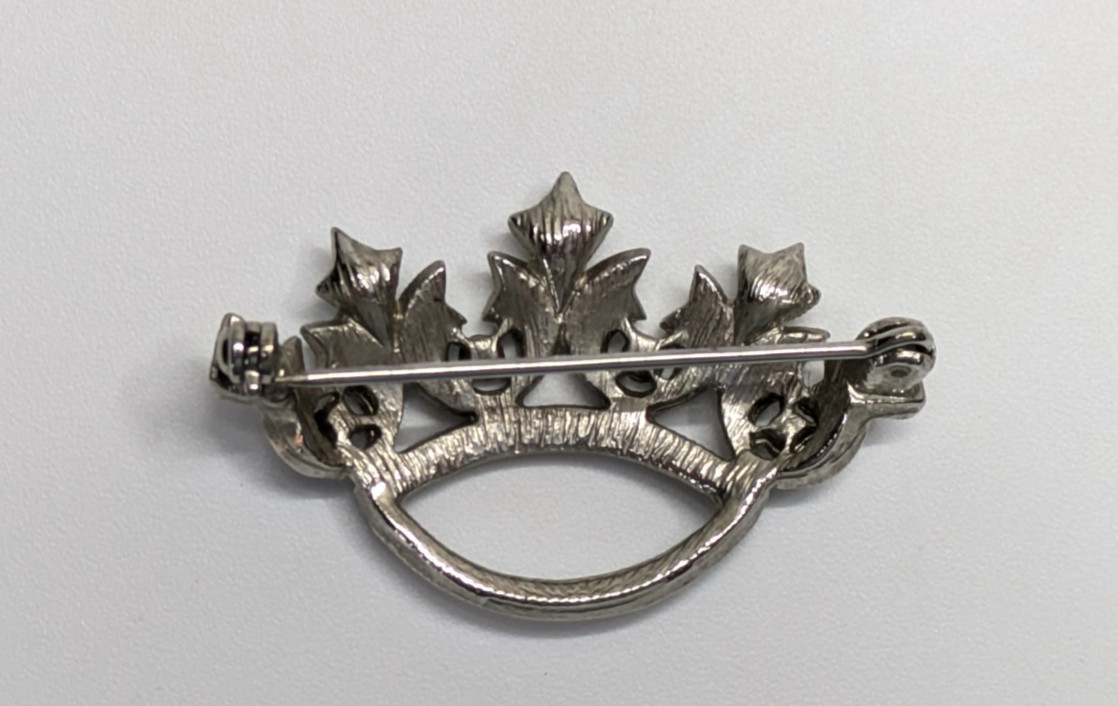 VTG Small 1 5/8″ x 1″ Textured Silver Tone Crown Rhinestone Brooch Pin