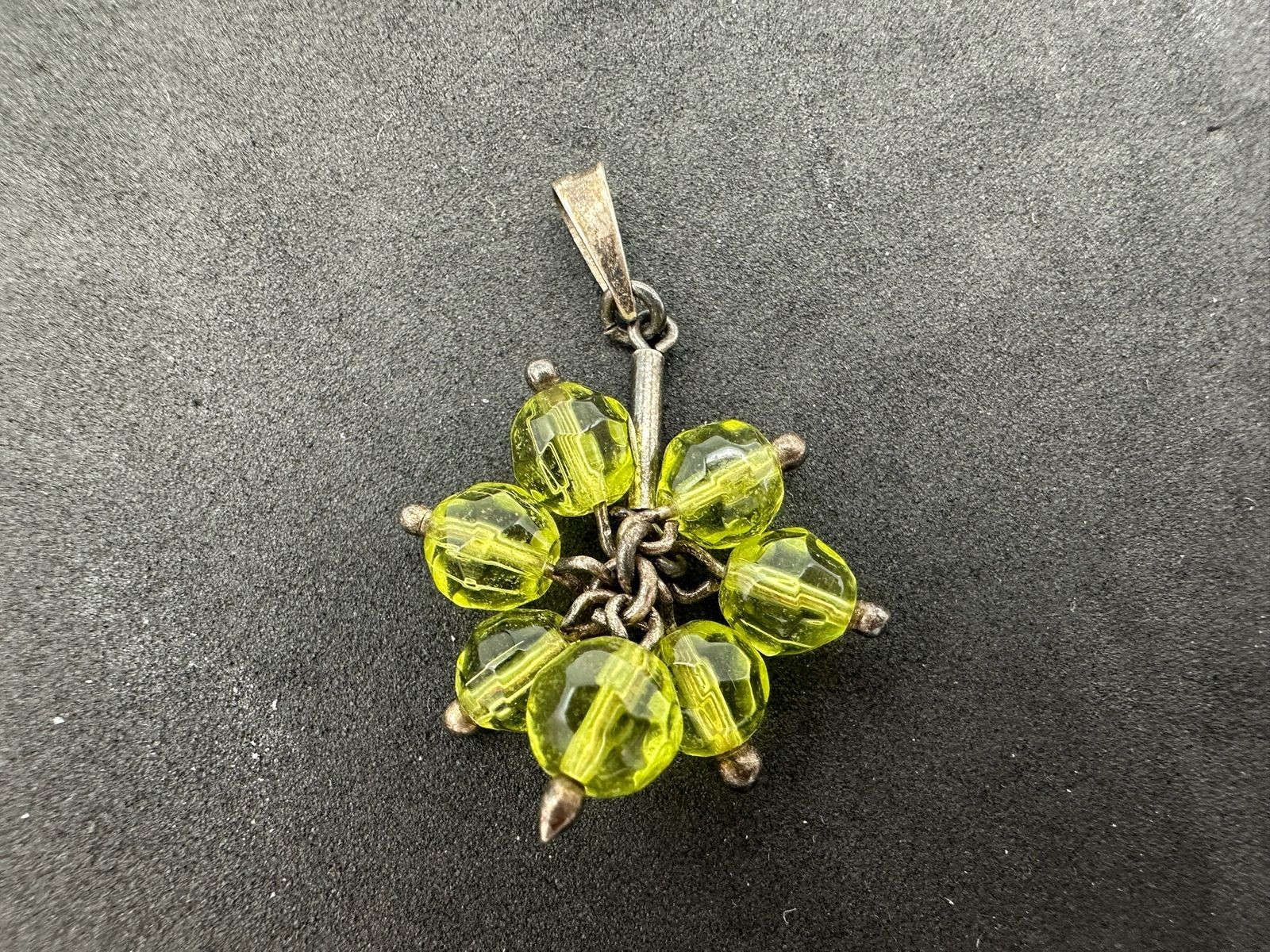 3.00g Vintage Sterling Silver 925 Pendant Yellow / Green Bead Floral Cluster M