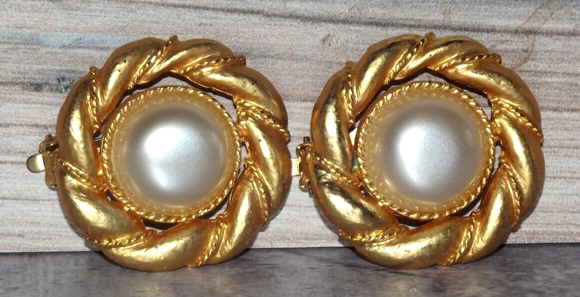 VTG FAUX BAROQUE PEARL GOLD BRAID ROUND LARGE 1.5″ STUD EARRINGS CLIP-ON B96