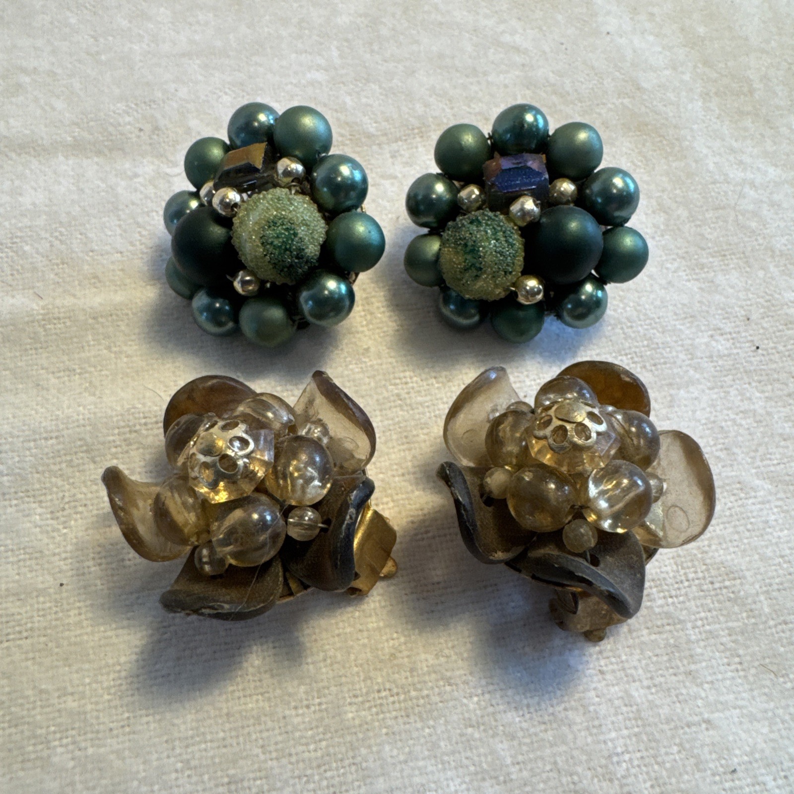 2 Pr Vtg 50’s Gold Tone & Green Cluster Bead Clip on Earrings Japan Hong Kong
