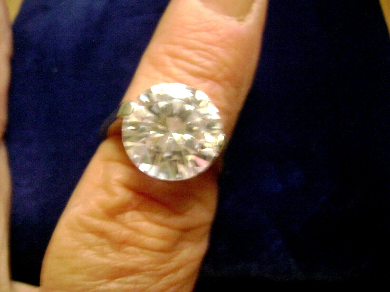 NOS- LARGE BRILLIANT SOLITAIRE CUBIC ZERCONIA PRONG SIZE 9 SILVER TONE RING