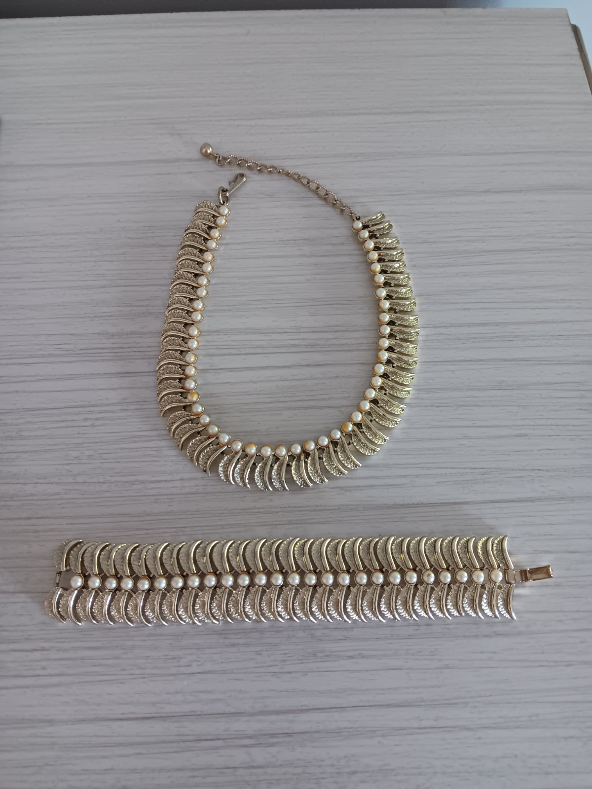 Vintage Kramer Gold-Tone Leaf Design Faux Pearl Necklace 16″ & Bracelet 7″ Set
