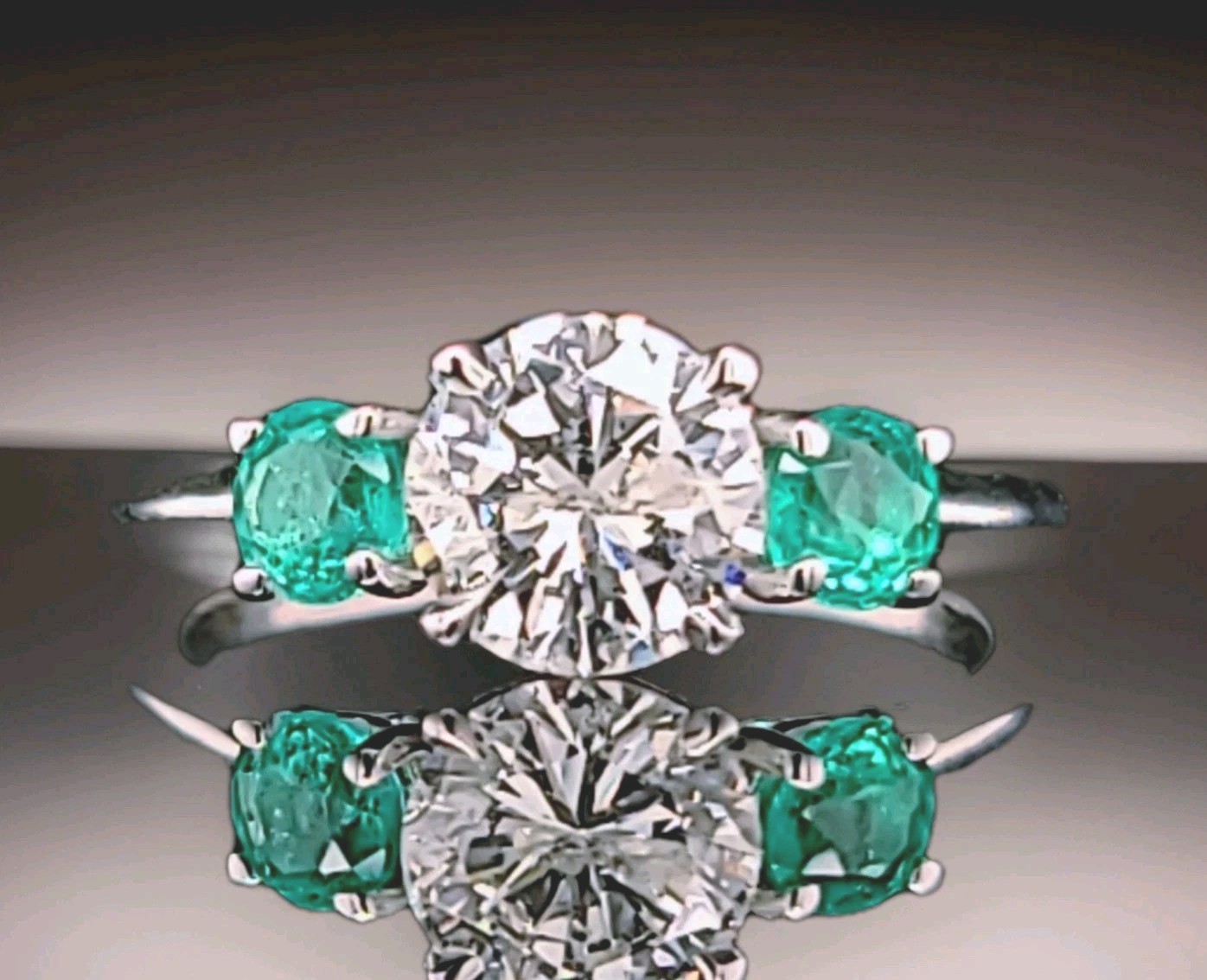 14K White Gold Engagement Ring 1.62CT.Natural Round Cut Diamond Green Emerald